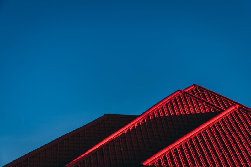 Toiture en tole rouge sur ciel bleu a Saint-Francois